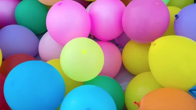 Des ballons de baudruche de toutes les couleurs, serrés les uns contre les autres.